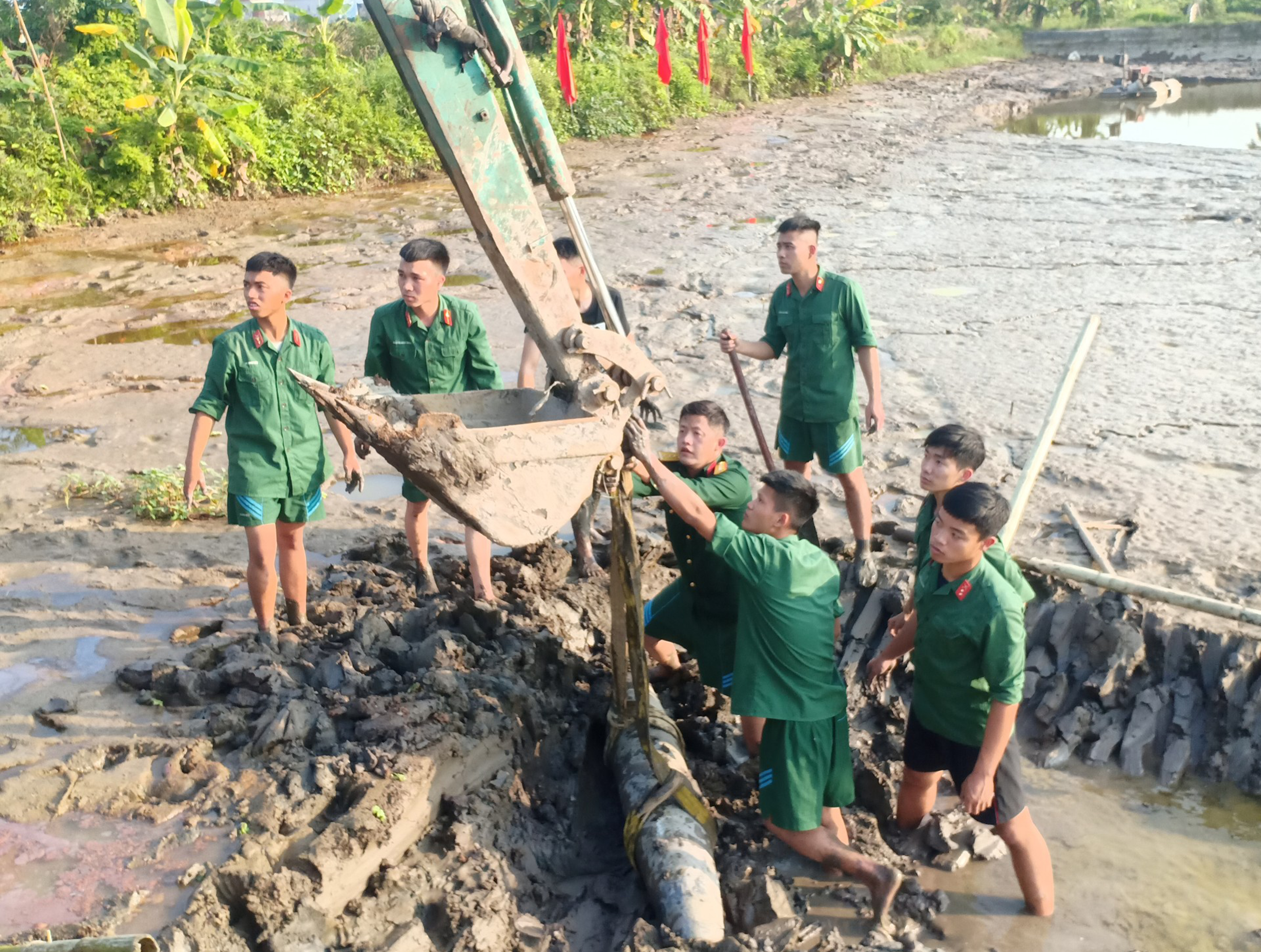 Xử lý thành công hai quả bom ở dưới sông, ao